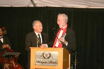 Jon Epsten '82 recevies award from Professor Golden.